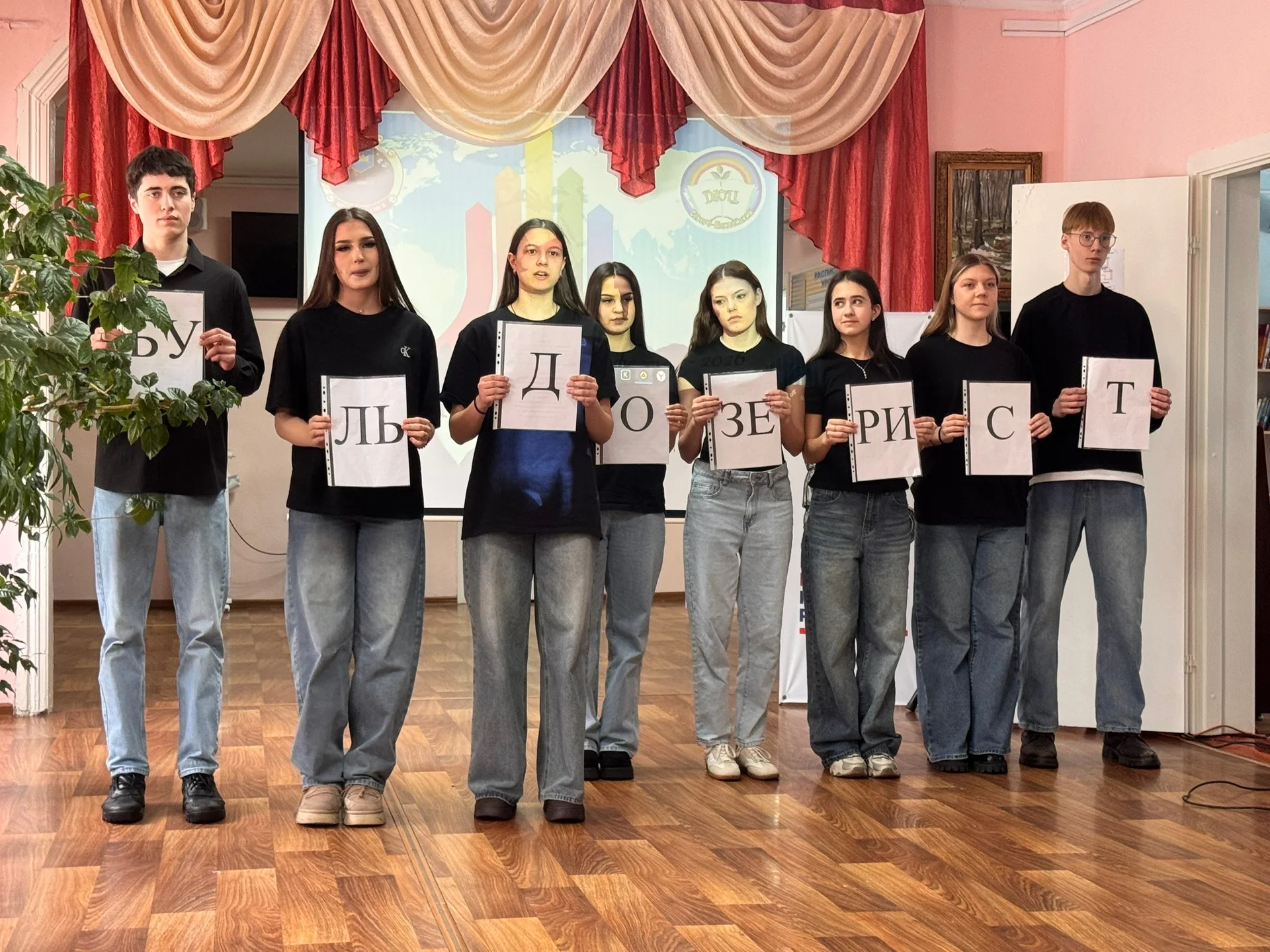 ​🎓3 апреля в МБОУ «НСШ № 6» состоялся традиционный муниципальный фестиваль школьников «Мир профессий-2026».