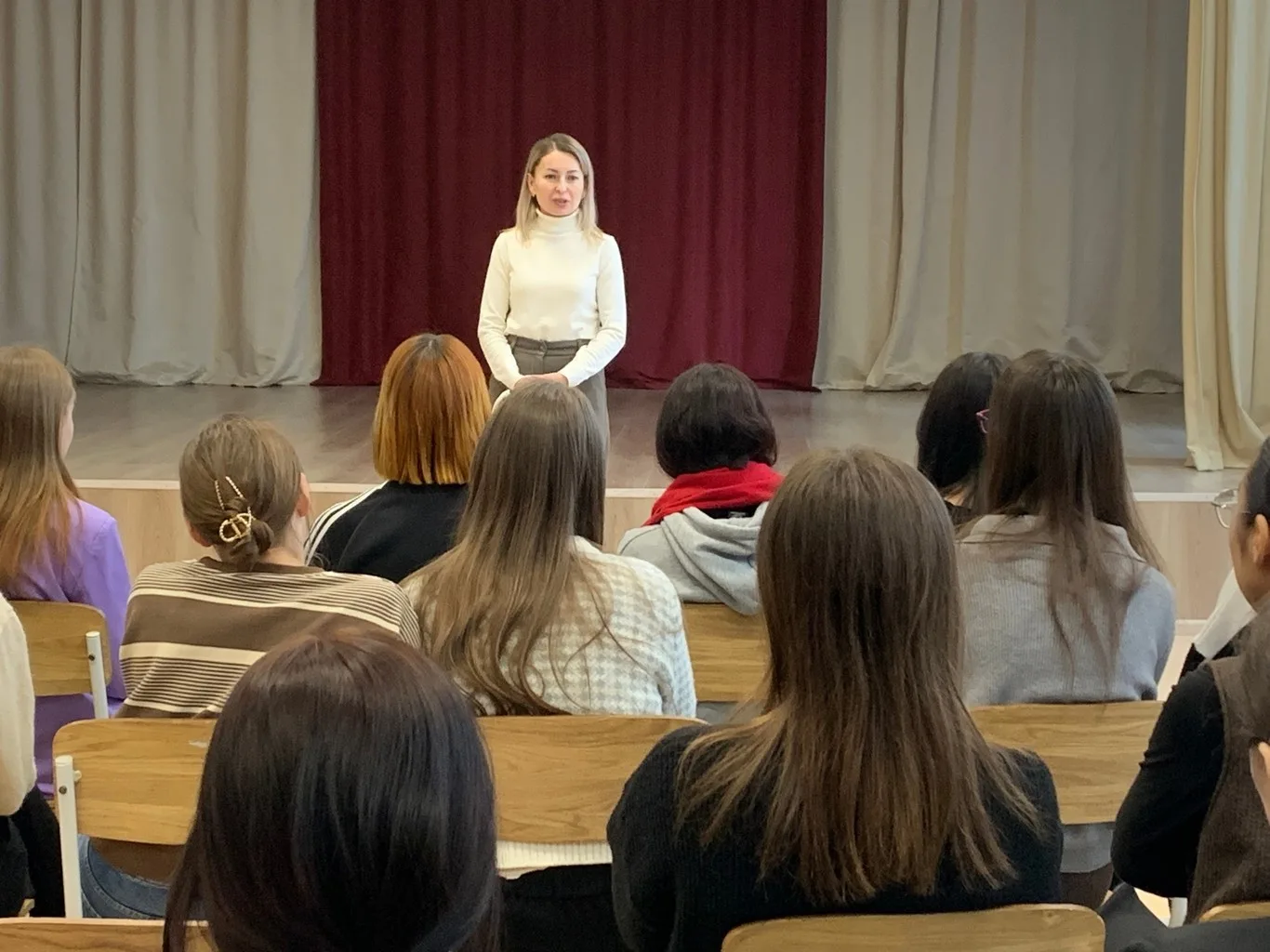 ЗНАКОМСТВО НА ПЕРСПЕКТИВУ